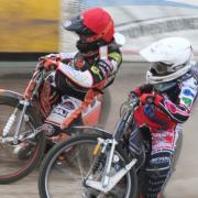 Jordan Jenkins (red helmet) secured a dramatic last heat victory over Harry McGurk (white helmet) to help Mildenhall Fen Tigers beat Belle Vue Colts.